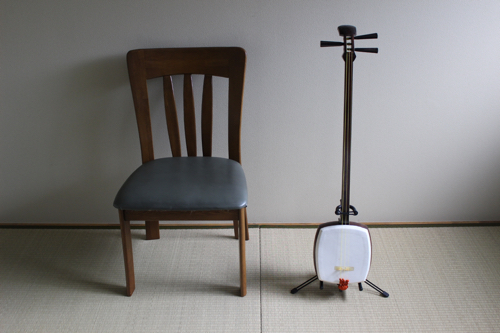 三味線と椅子